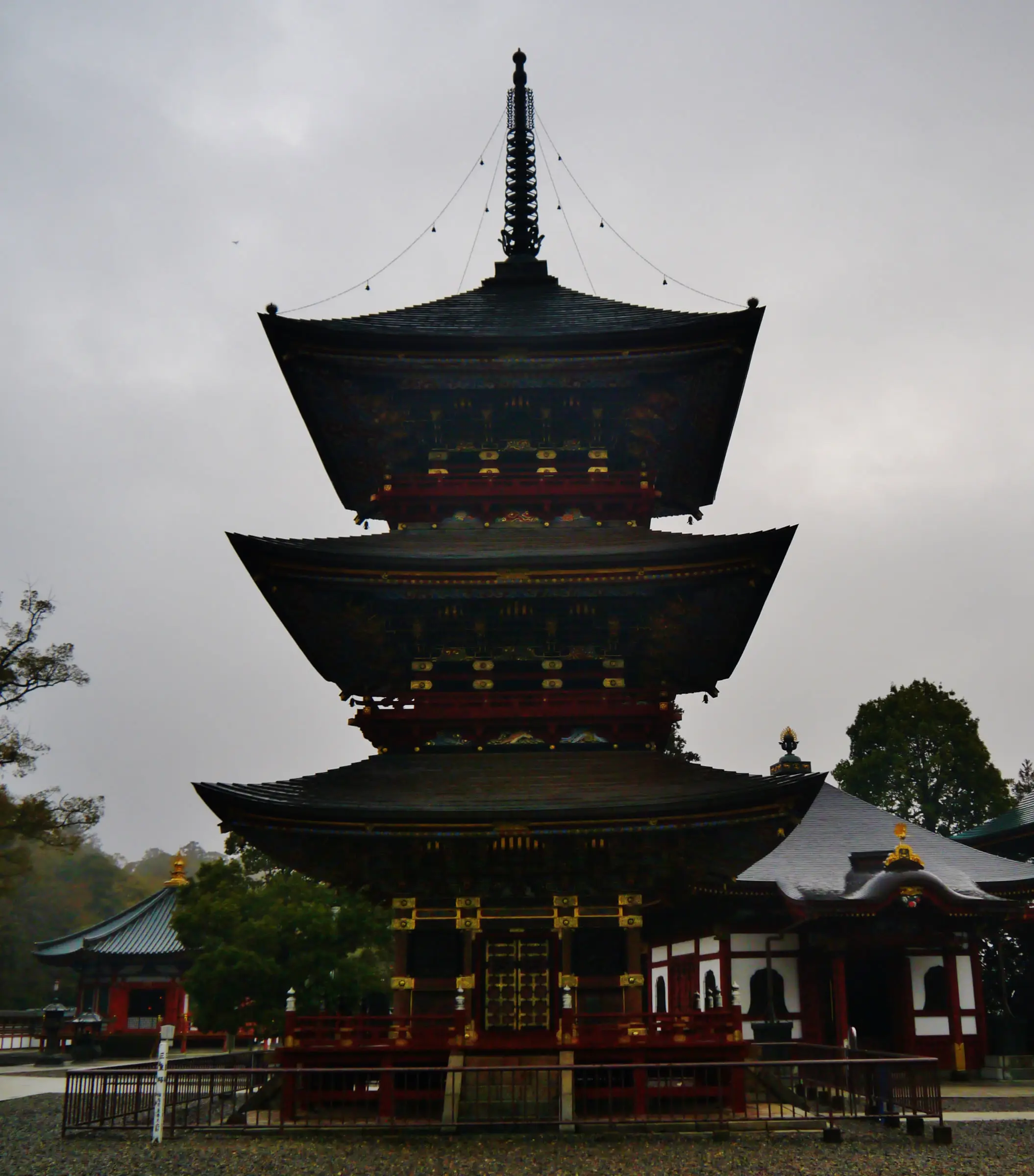 三重塔の全景を縦位置でとらえた写真