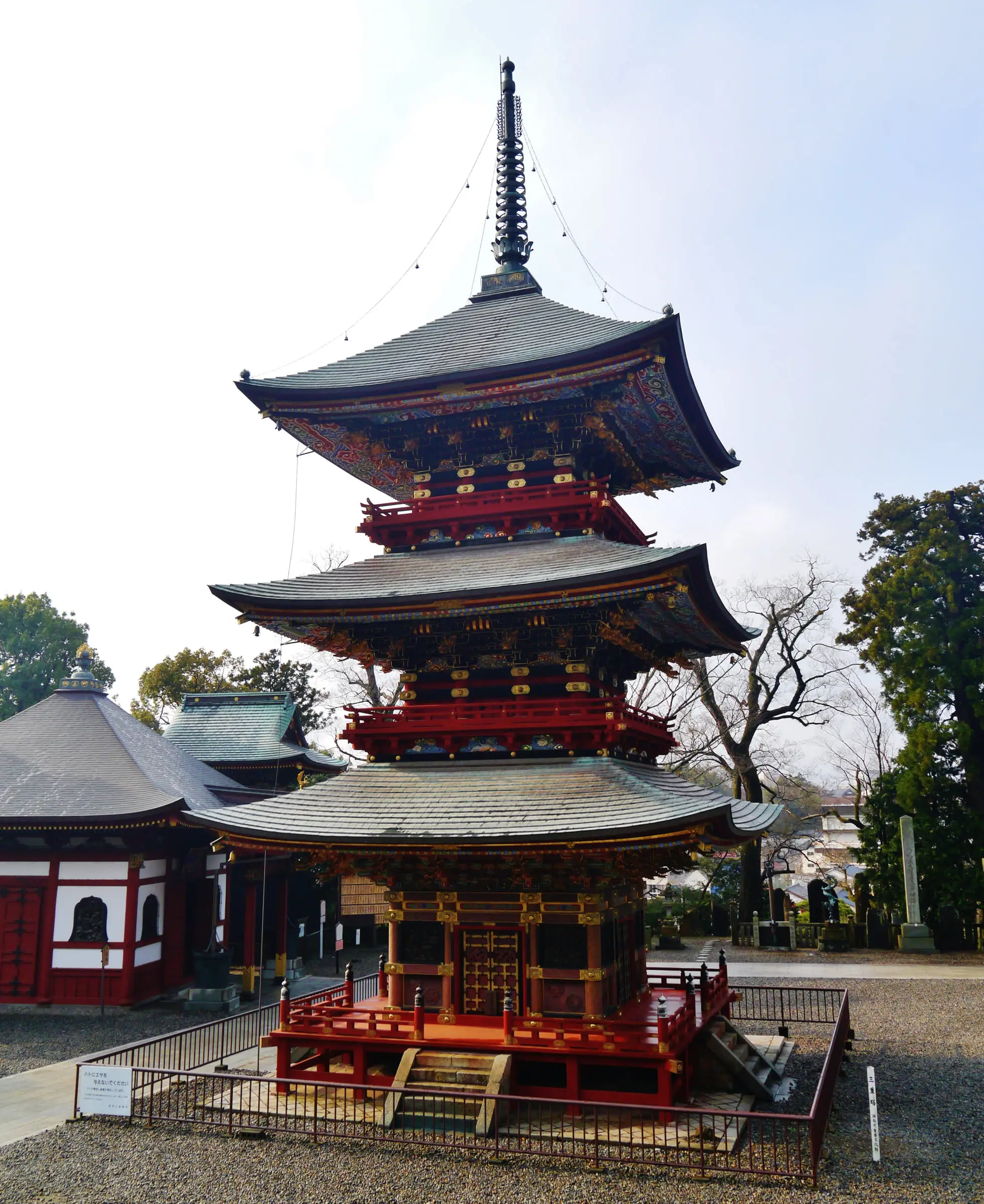 木々を背にした三重塔の全景