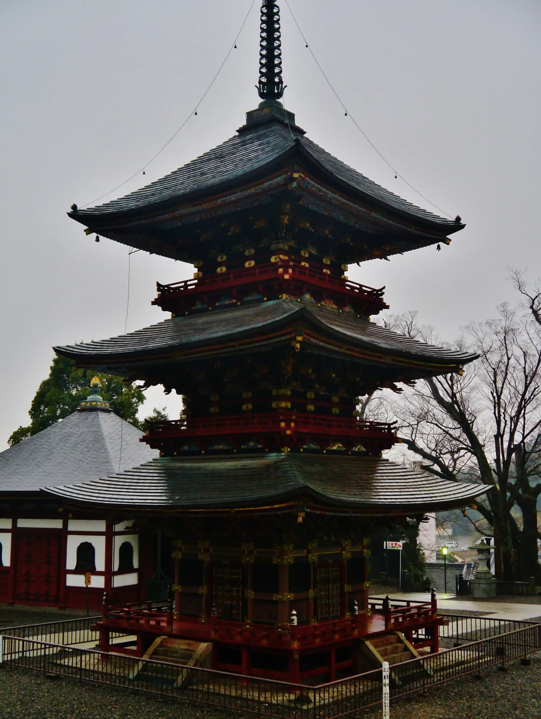 正面から見た三重塔の全景