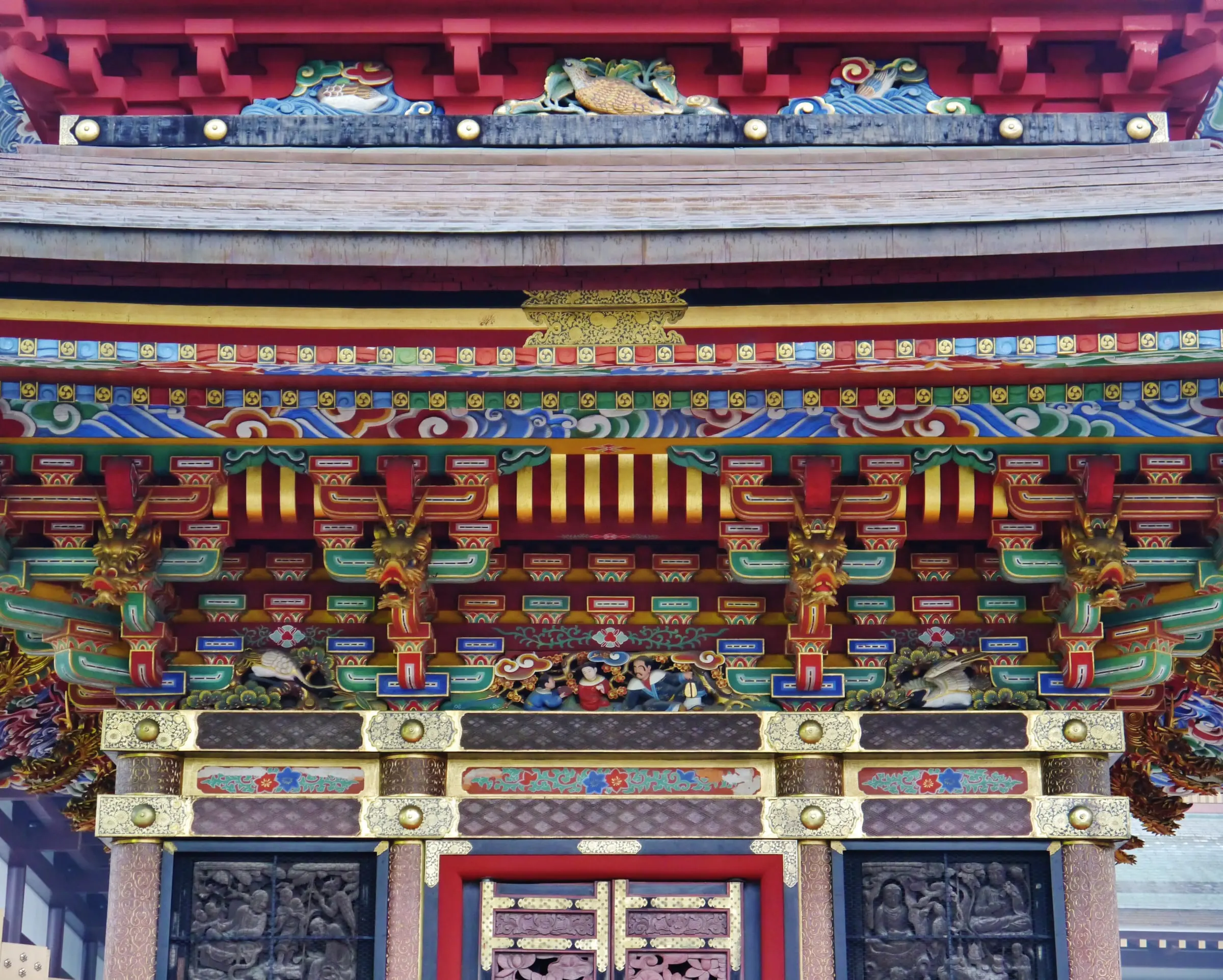 三重塔の軒をめぐる雲水紋の彫刻の帯