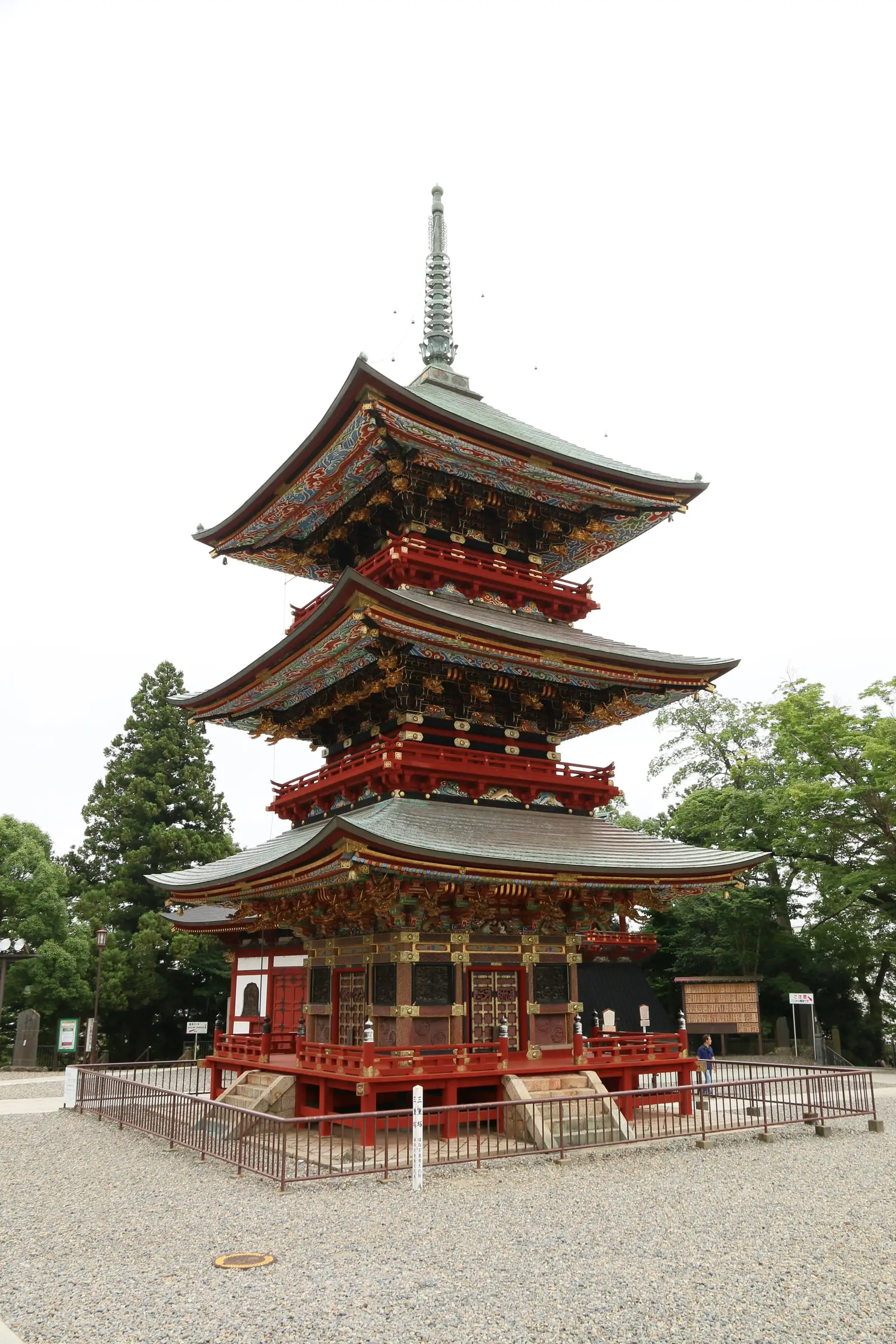 正面やや下から見上げた三重塔