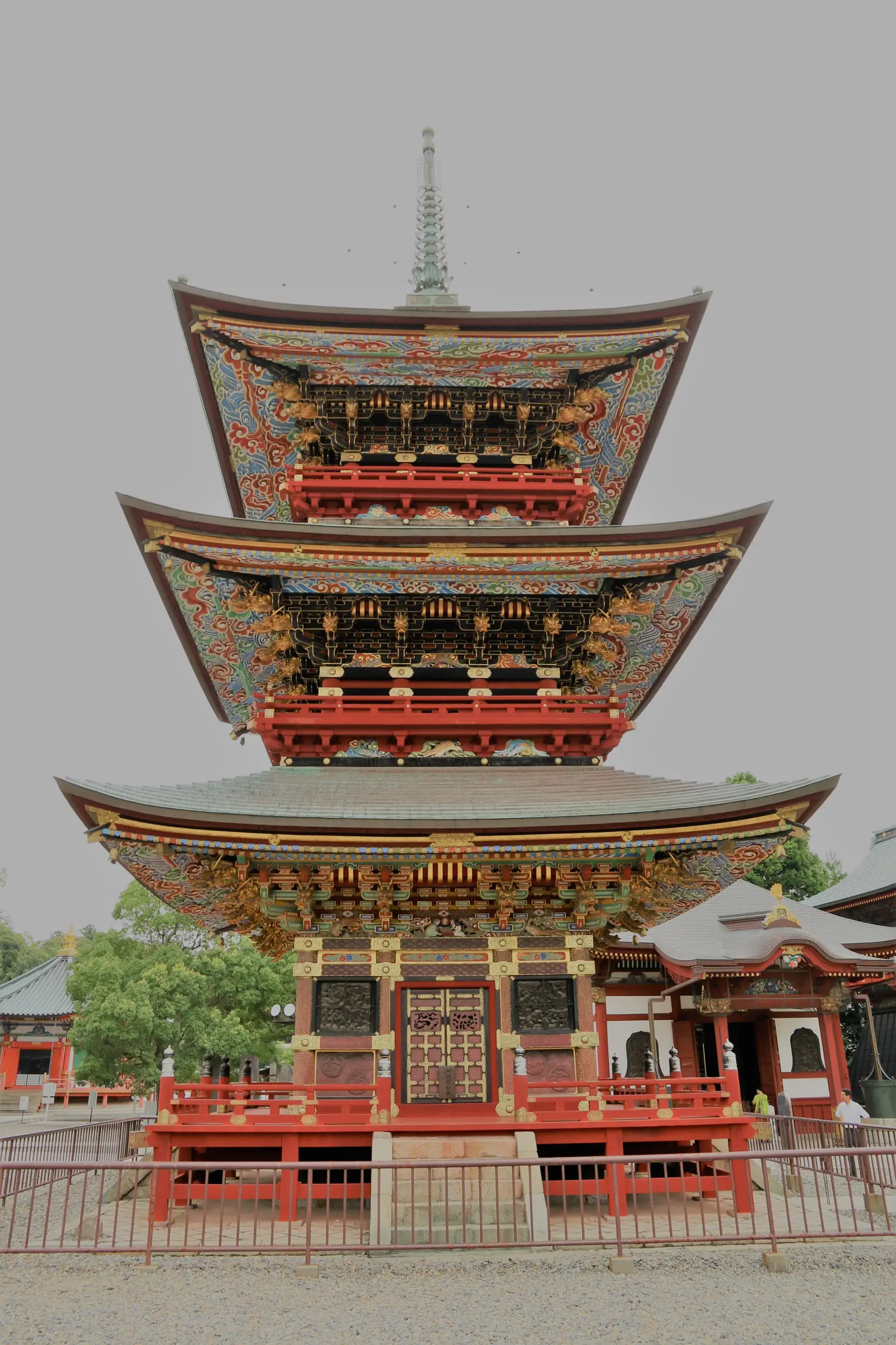 御堂を手前に置いて見た三重塔