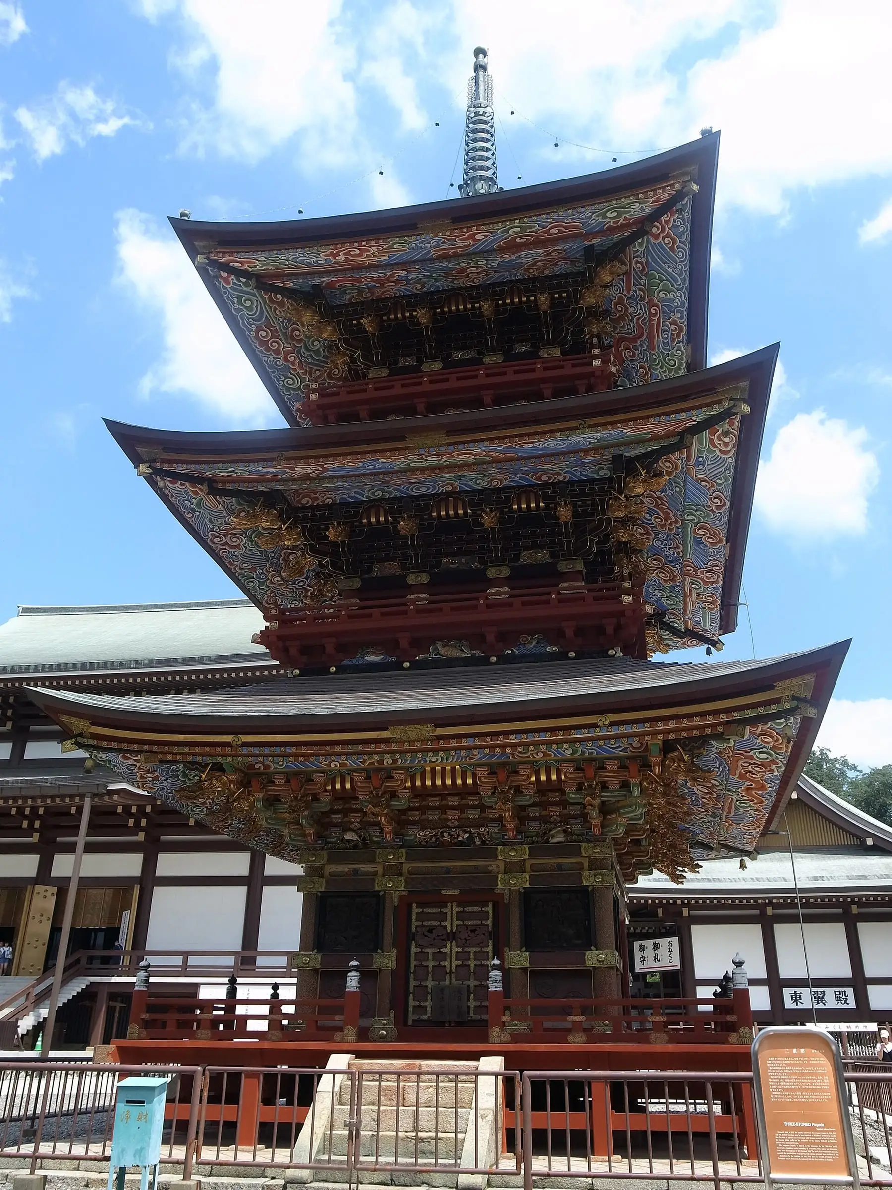 青空を背に見上げた三重塔の屋根の連なり