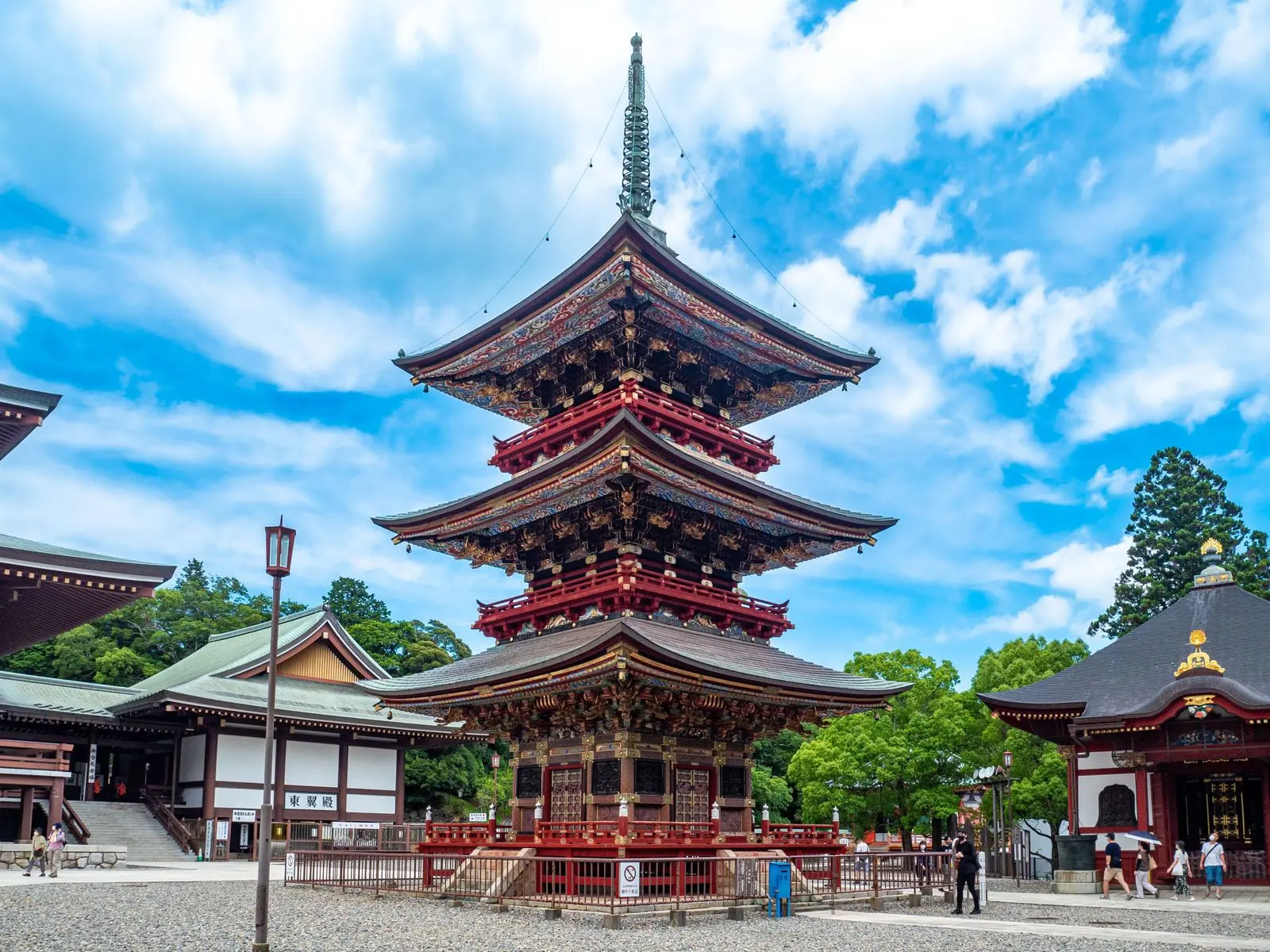 夏の青空と雲を背にした成田山新勝寺 三重塔の全景