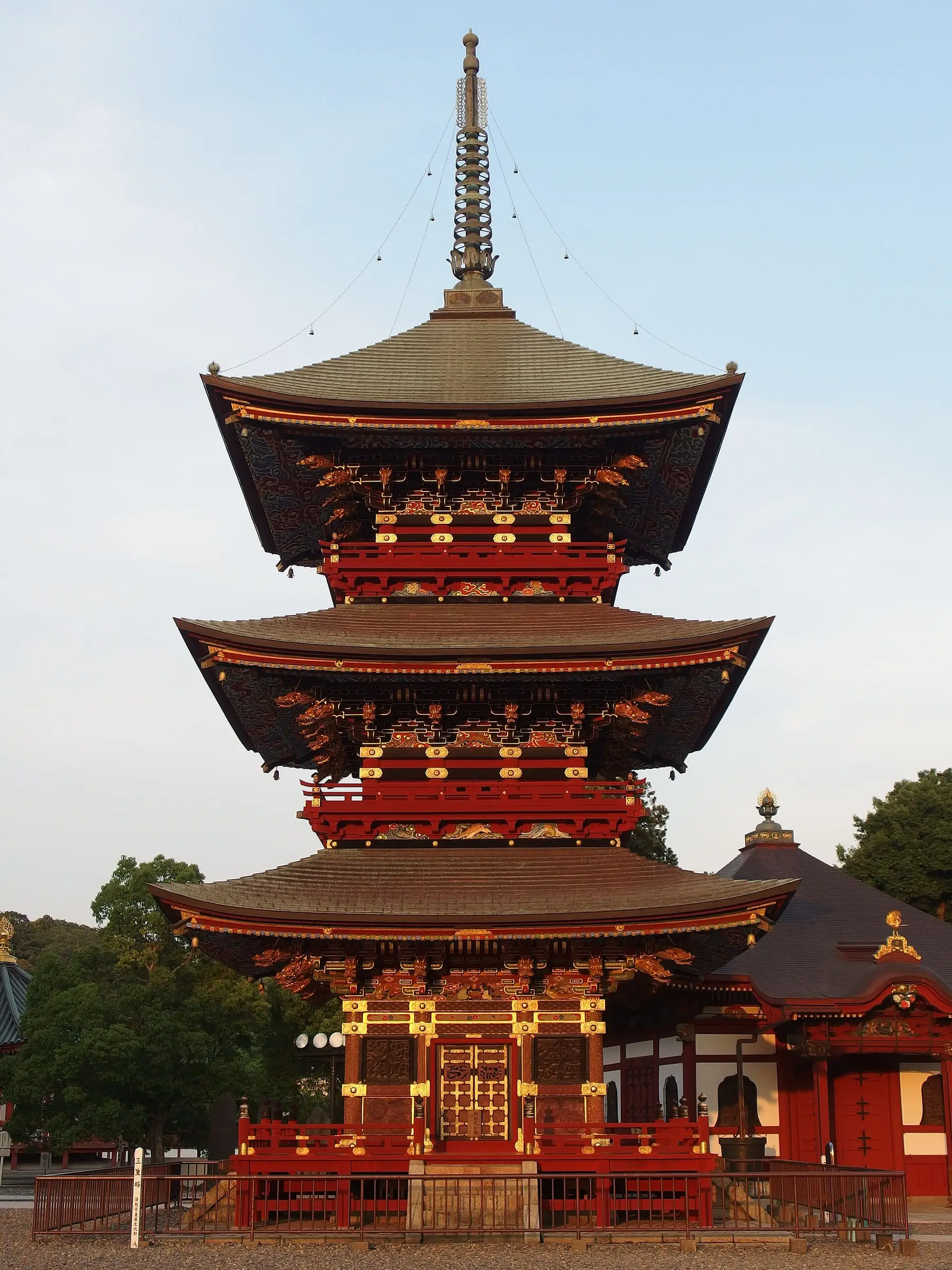 緑に囲まれた三重塔
