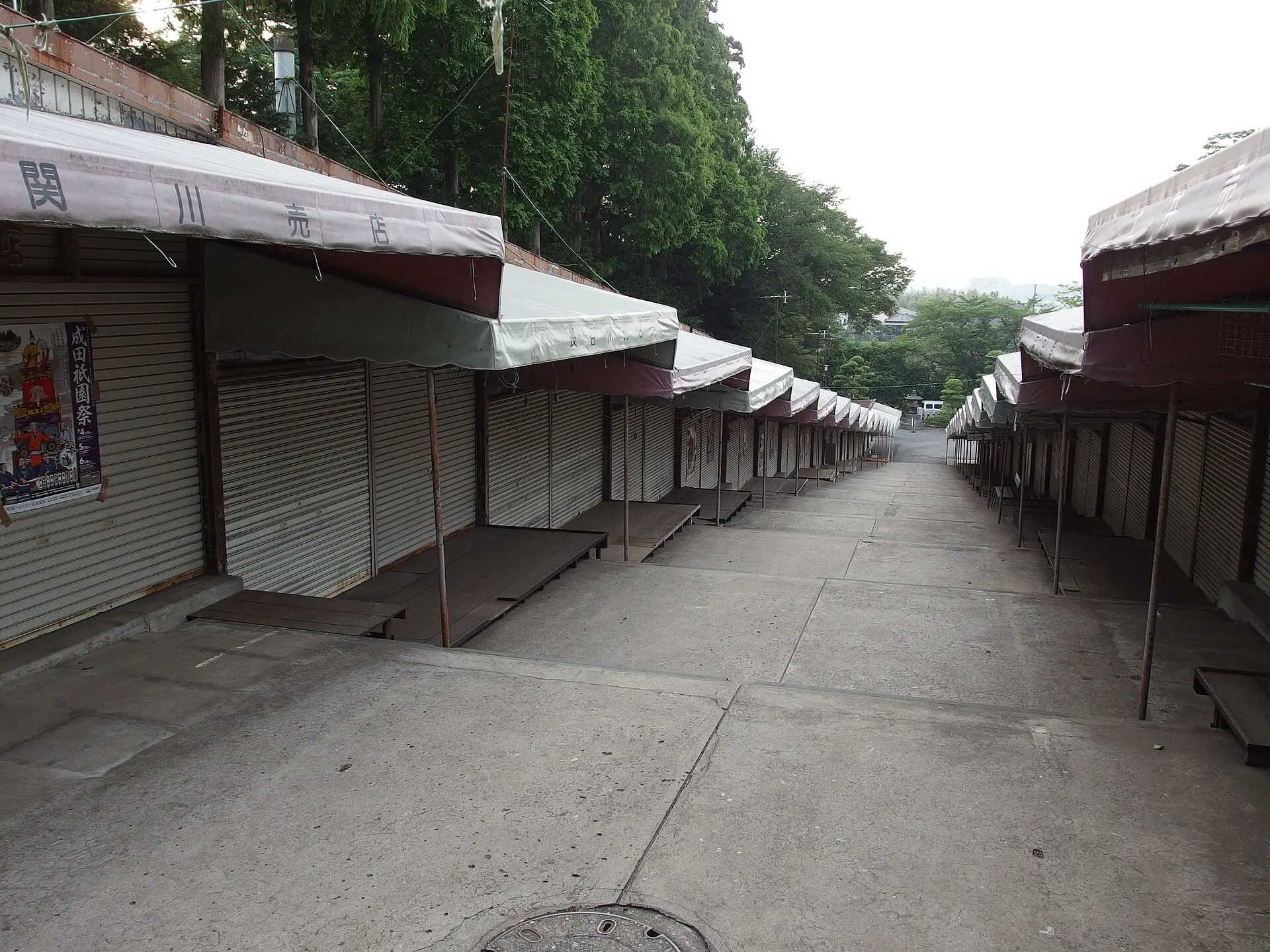 早朝、店が閉まったままの成田山表参道